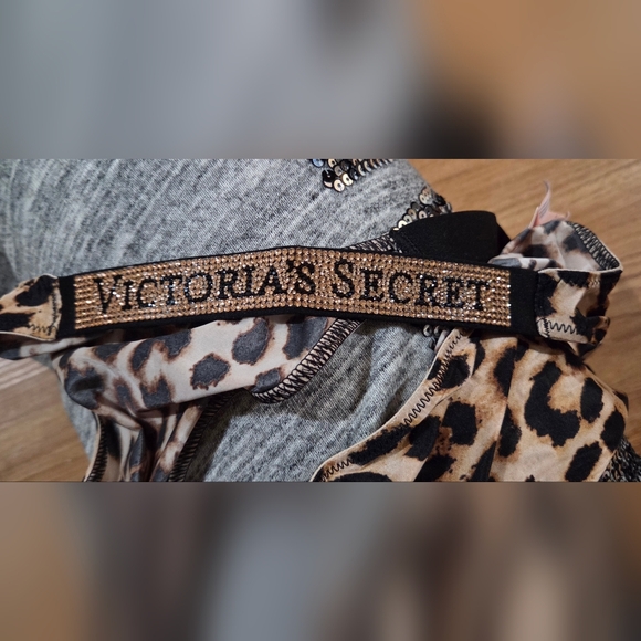 Victoria's Secret Shine Strap Leopard Print High Leg Brazilian Panty Size M - Picture 6 of 6